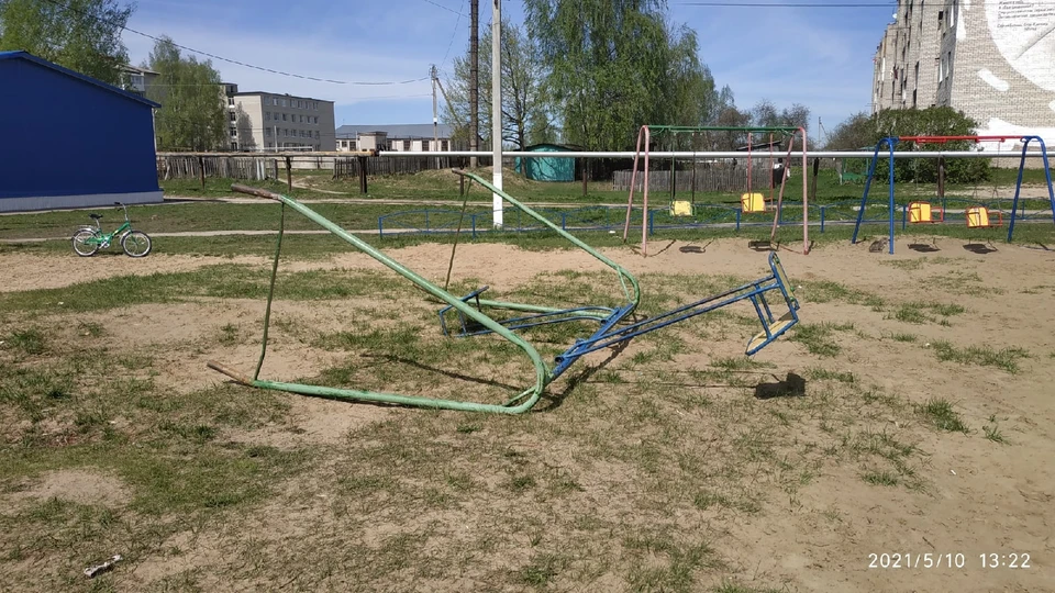 Под Рязанью ребенок сломал ноги после упавшей на него качели. Фото: В Клепиках | Ирина Кузнецова.