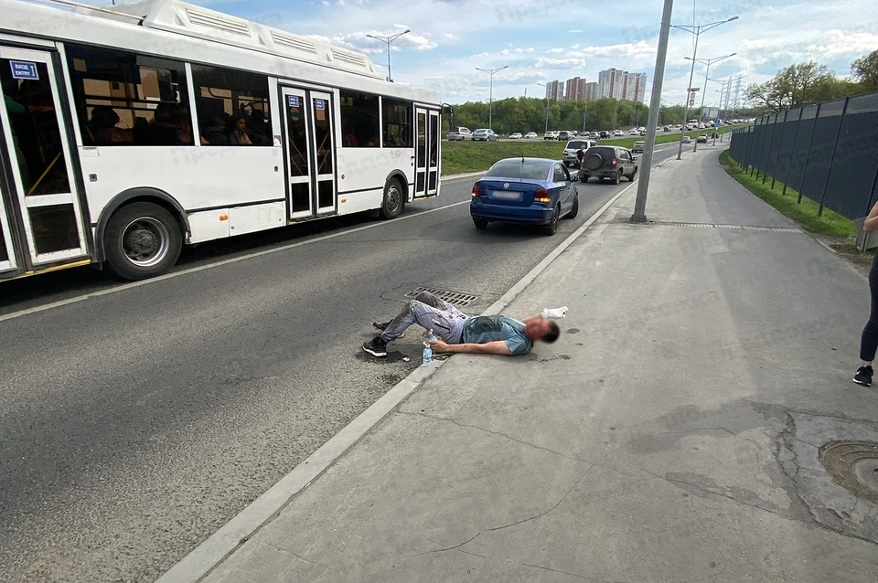 Двое автомобилистов не смогли проехать мимо паренька, который нуждался в помощи. Фото: vk.com/samnovosti