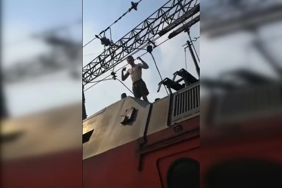 Мужчина сначала ходил по вагону поезда, а затем перепрыгнул на провода Фото: скриншот с видео
