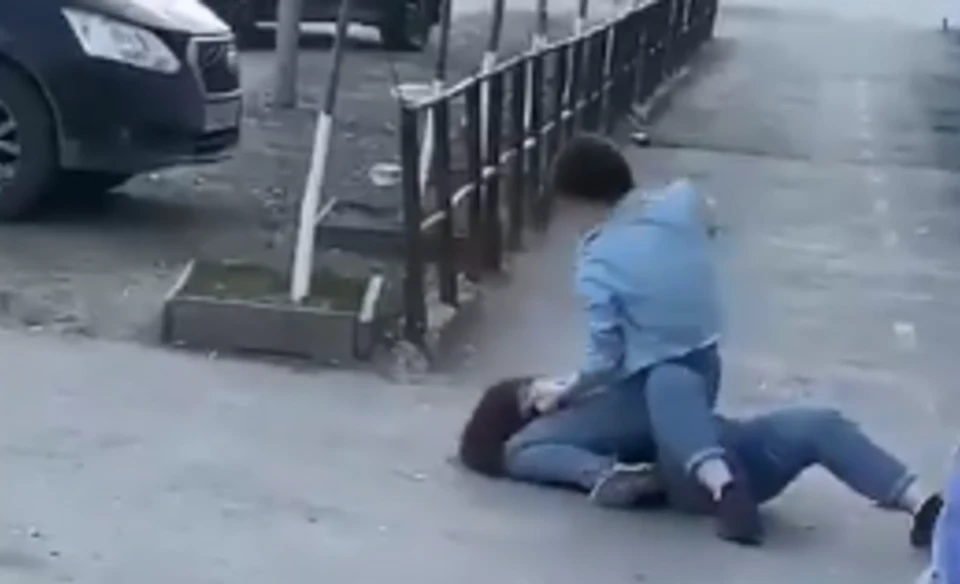 В Тюмени в День Победы у бара подрались девушки. Скриншот из видео.