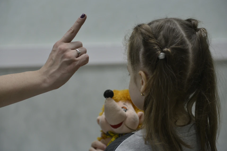 Своих дочерей женщина «воспитывала», регулярно причиняя им физическую боль.