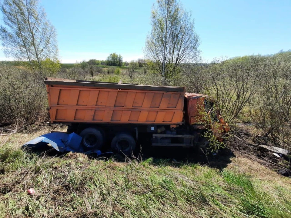 В Залегощенской районе Орловской области опрокинулся «Камаз». Фото: Госавтоинспекция Орловской области