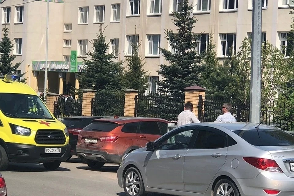 В школе были убиты девять человек, семеро из которых - дети