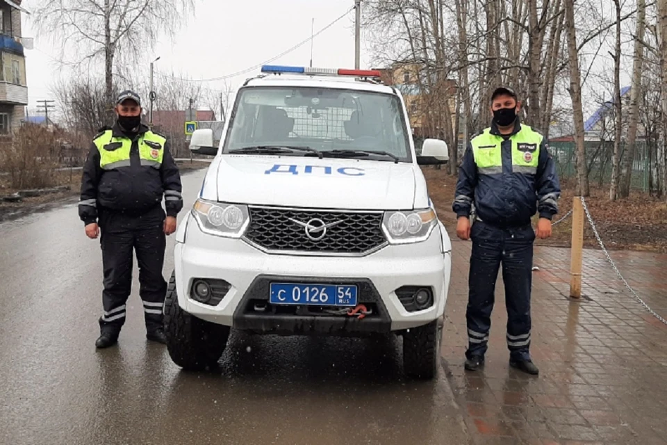 Под Новосибирском сотрудники ДПС спасли жизнь трехлетней девочки, вовремя доставив ее до «скорой помощи». Фото: ГУ МВД по НСО.