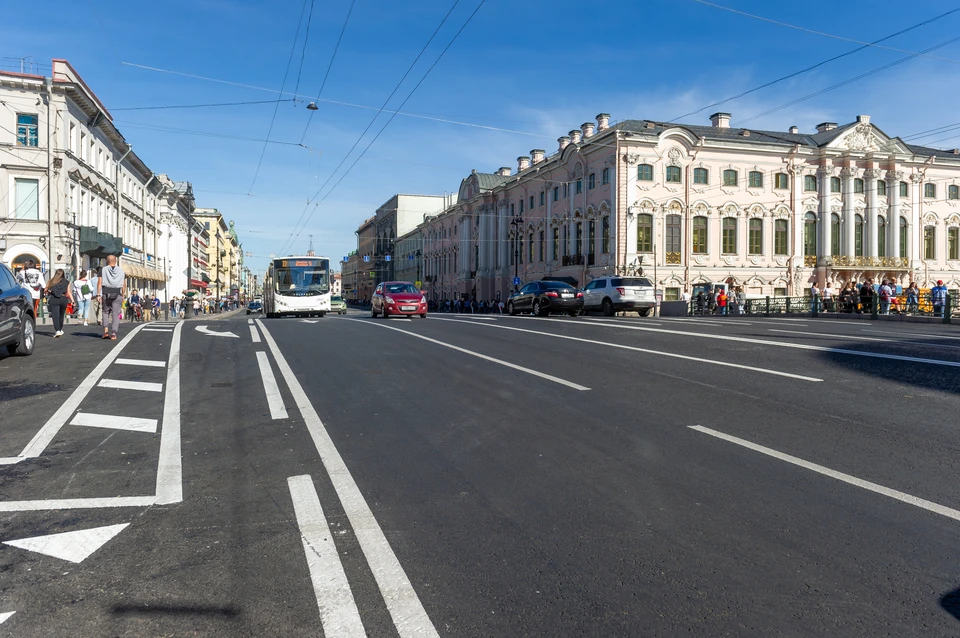 Кусок фасада отлетел от дома на Невском проспекте