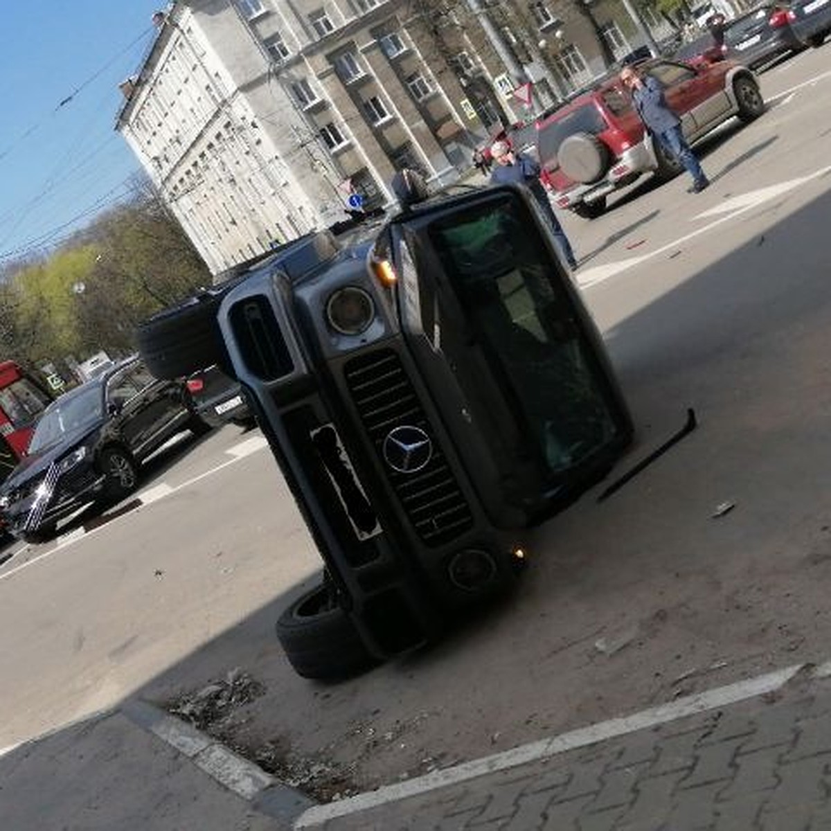 В центре Ярославля маршрутка въехала в «Мерседес» - KP.RU