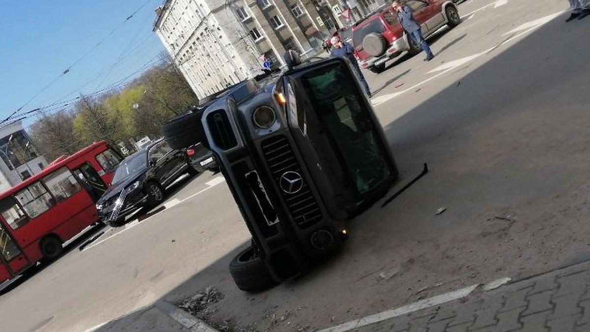 В центре Ярославля маршрутка въехала в «Мерседес» - KP.RU