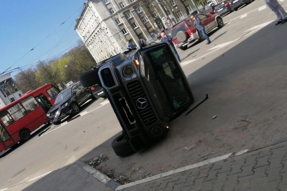 "Гелик" перевернуло на бок после столкновения с маршруткой. Фото: "Подслушано у водителей. Ярославль"