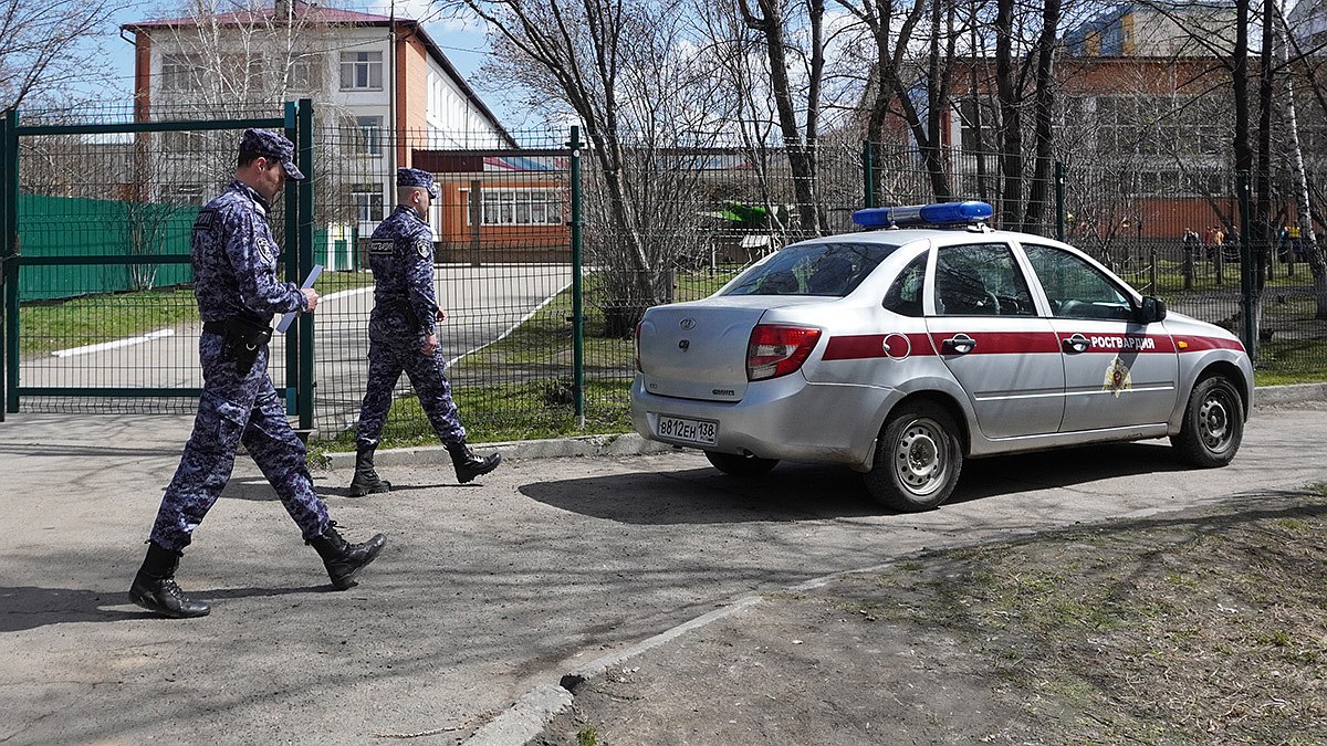 Вход по отпечаткам пальцев и уроки взаперти: После трагедии в Казани в  школах России усиливают меры безопасности - KP.RU