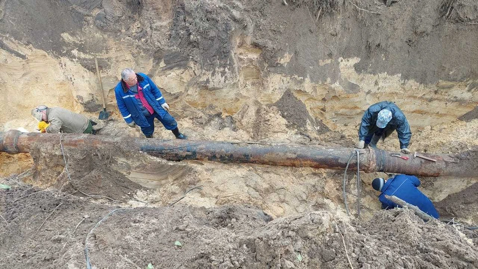 Рабочие ремонтируют трубу. Фото с места аварии.