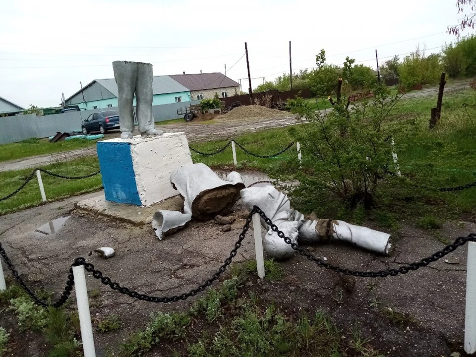 Памятник Ленину в селе под Саратовом оказался разрушен