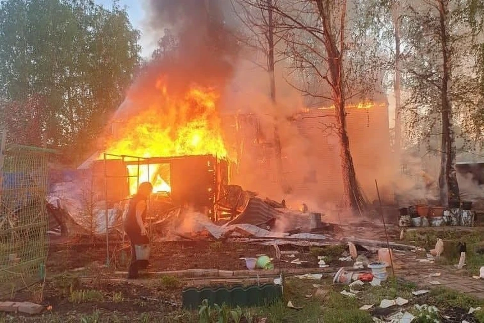 Соседи в момент пожара были в домике. фото: yakateiko/instagram.com