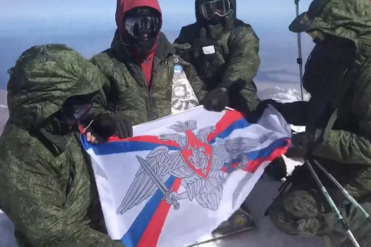 В память Победы над вершинами Эльбруса подняли российские флаги