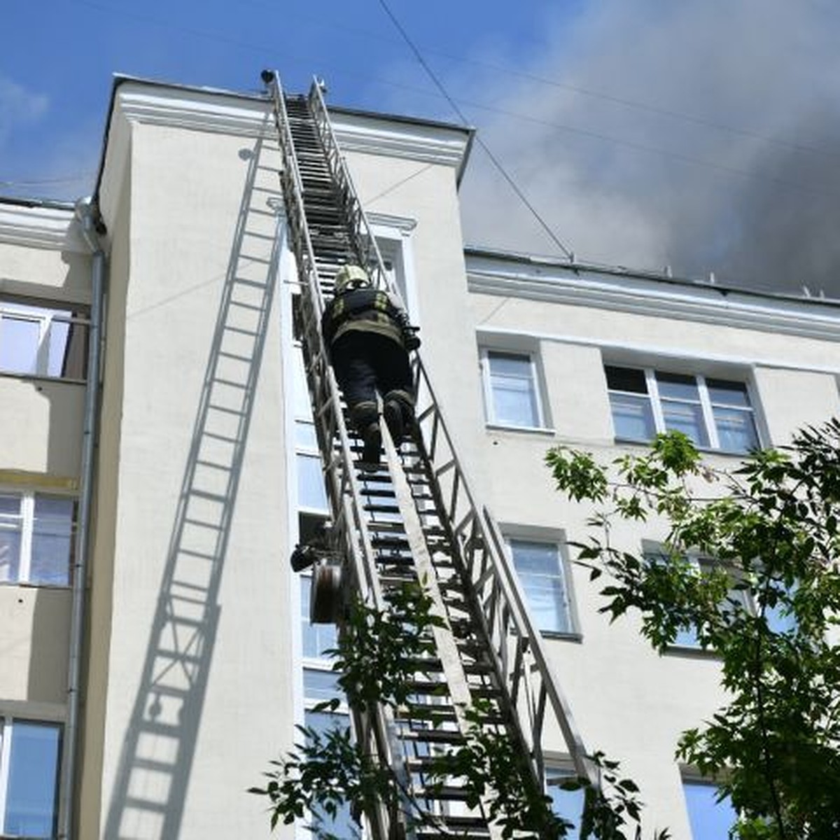 Пожар в многоэтажке в Екатеринбурге: подробности с места ЧП - KP.RU