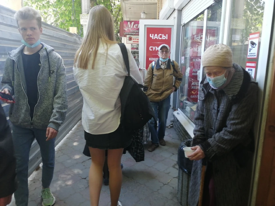 Для прохода оставили узкий проход.