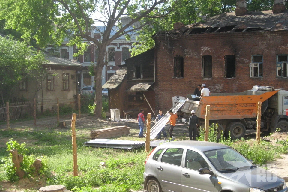 Рязань, май 2011 года. Начало уничтожения исторического облика Цветного бульвара. Слева виднеется дом Банковского, справа - некогда жилой дом. Через несколько дней его снесут. Сейчас там автостоянка.