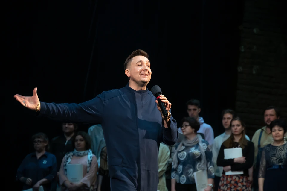 Режиссер-постановщик Петр Татарицкий, Лауреат Премии Москвы и легендарной премии «Овация» также исполняет как актер со сцены драматические фрагменты исторических и духовных хроник. Фото: предоставлено организаторами