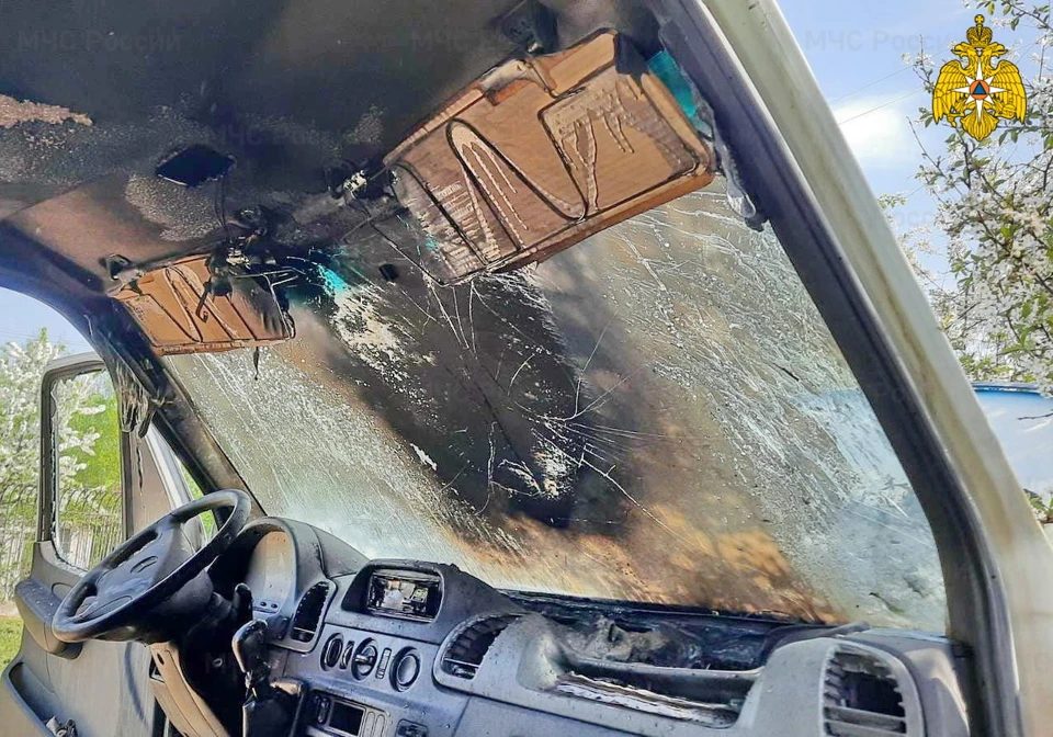 В Вязьме сгорел Mercedes-Benz. Фото: ГУ МЧС России по Смоленской области.