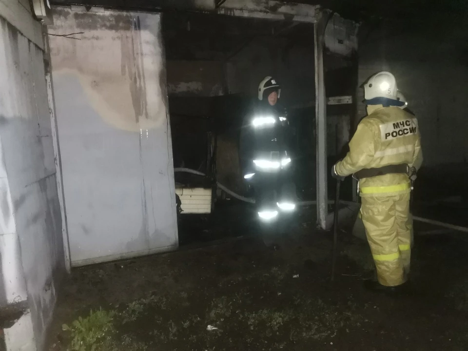 В гараже закоптились два автомобиля - УАЗ и «Тойота»