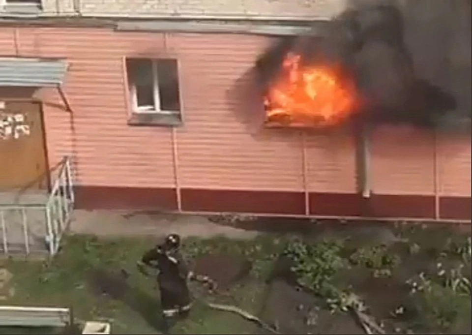 В Кузбассе при пожаре в пятиэтажке спасали двоих взрослых и двоих детей. Фото: ЧП Ленинск-Кузнецкий.