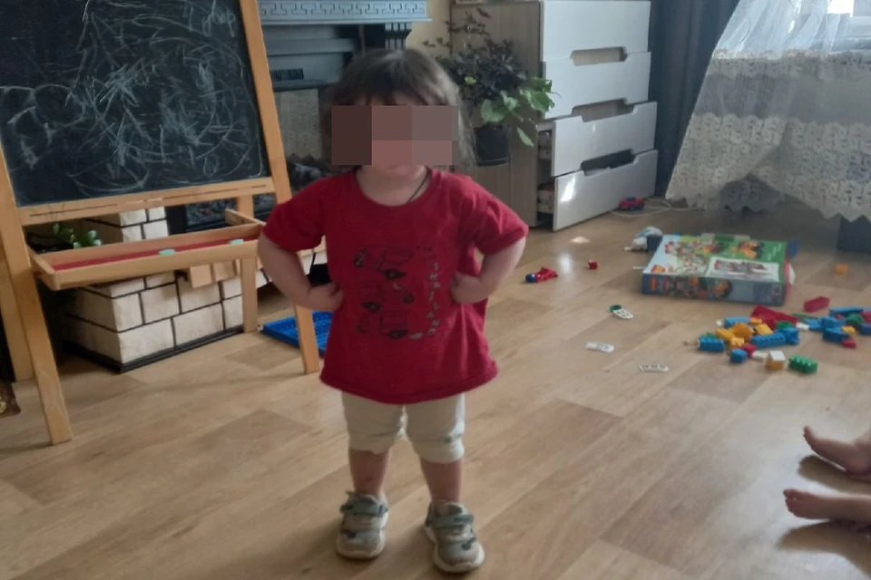 Девочка была в подъезде без родителей. Фото: Юлия Никонорова