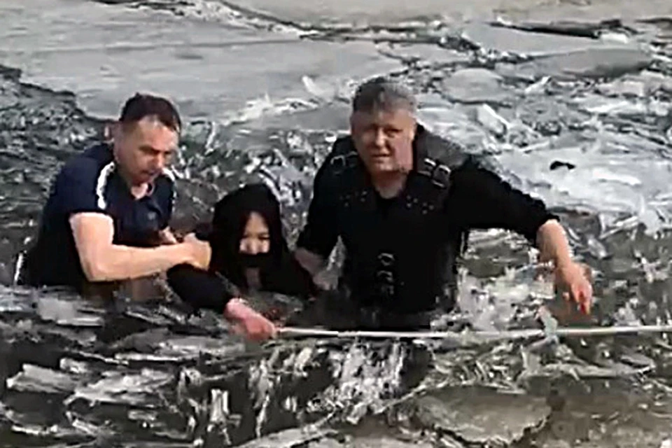 Кадры спасения тонувшей в ледяной воде девочки. Фото: стоп-кадр видео CrimYakutia.ru.