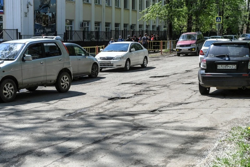 «Пока ехал, машина чуть колес не лишилась»: Михаил Дегтярев посетил «проблемные» школы и парки в северном Хабаровска