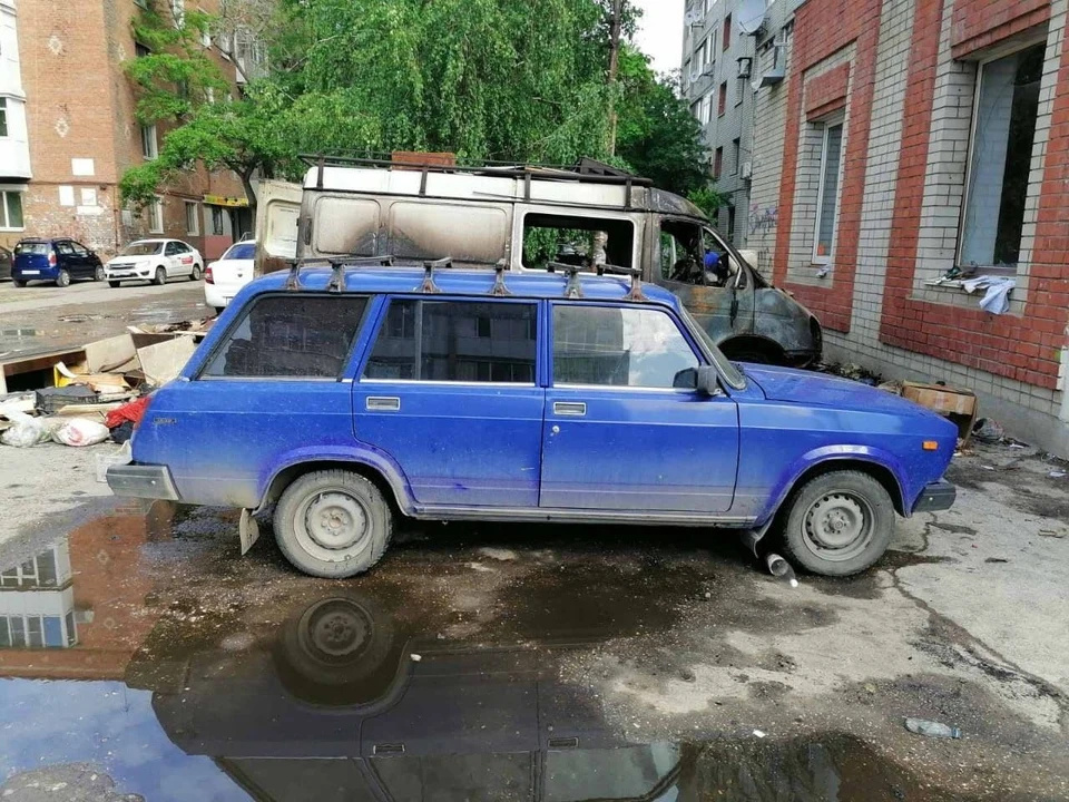Автомобили сгорели на улице Волоха