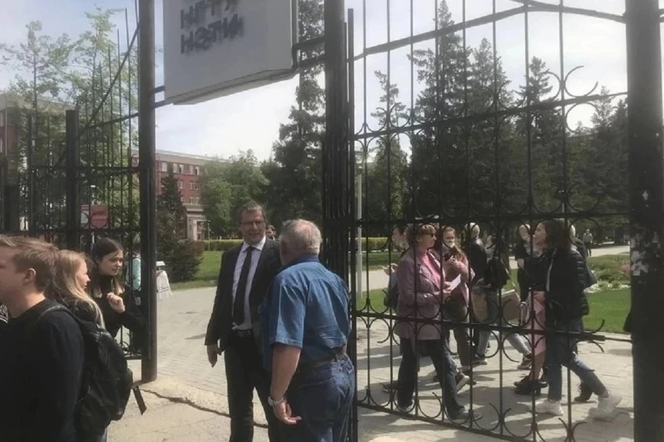 Студентов и преподавателей вуза экстренно эвакуировали. Фото: Алина Литвинова.