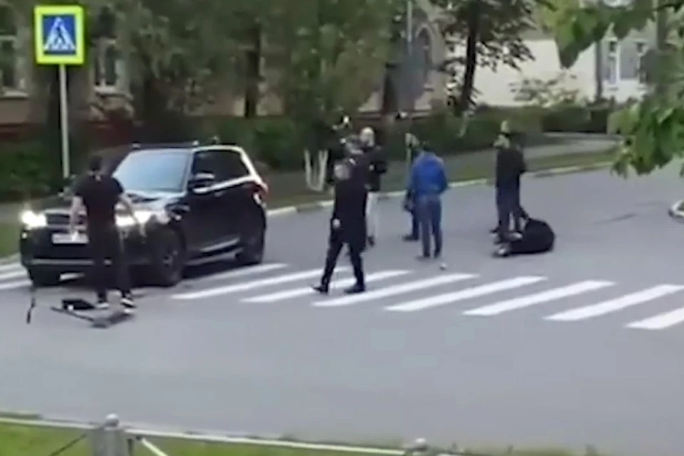 Водитель произвёл несколько выстрелов по пешеходам из травматического пистолета.
