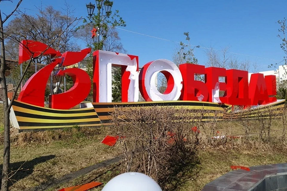 Швырнул бутылку: Пьяному дебоширу, разбившему памятник в Хабаровске, грозит реальный срок