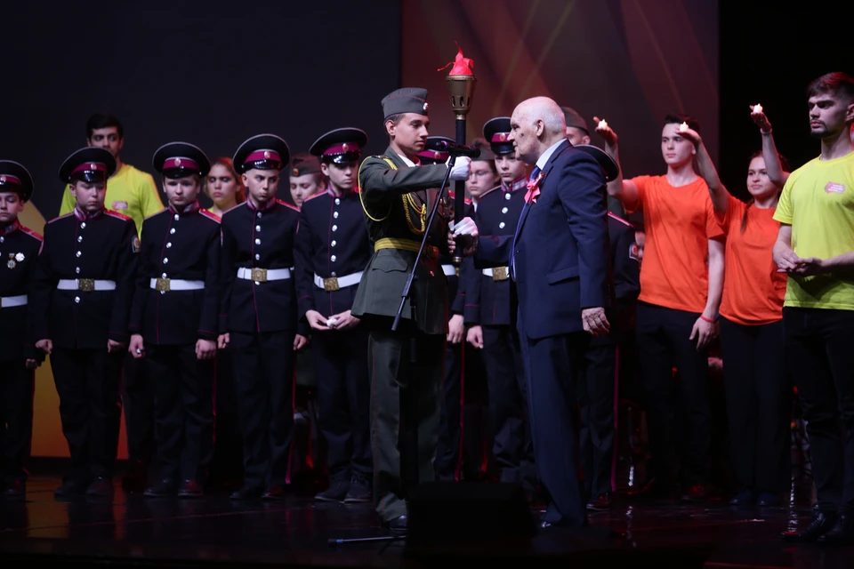 Самым ярким моментом мероприятия стала торжественная церемония передачи символического знака – «Пламени эстафеты патриотизма».