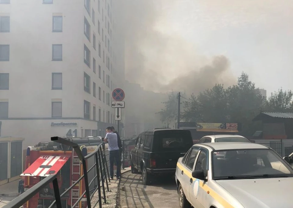 В Новосибирске рядом с высотками горит частный дом. Фото: ГУ МЧС по НСО