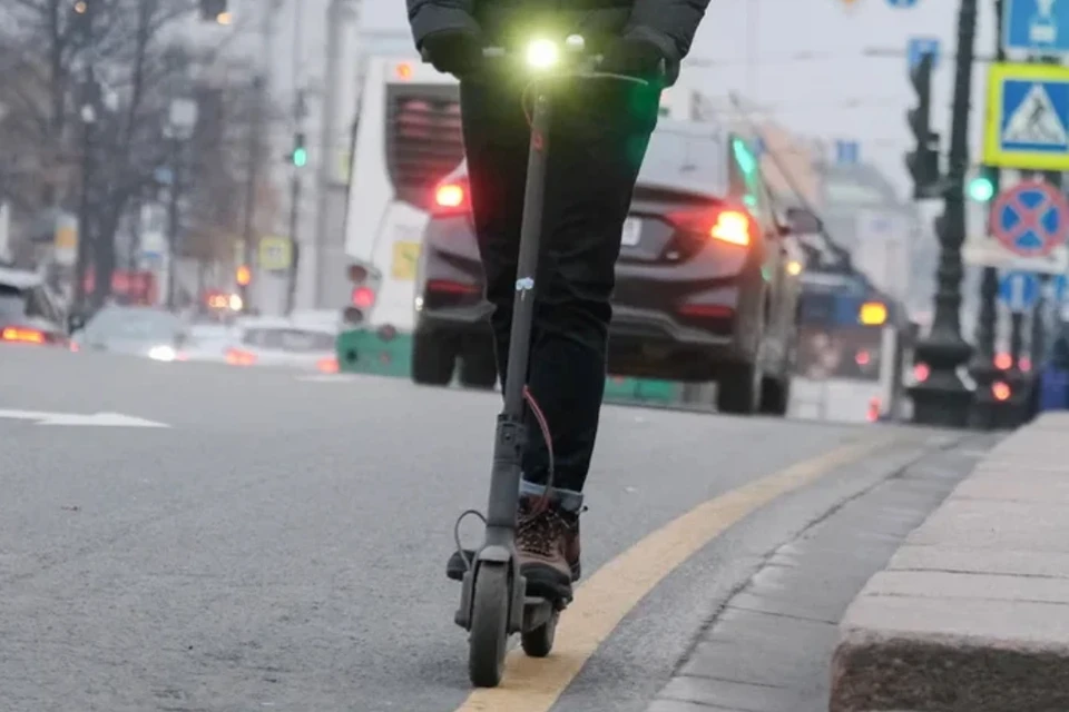 В Петербурге задержали лихача, который на электросамокате сбил бабушку, гулявшую с внуком.