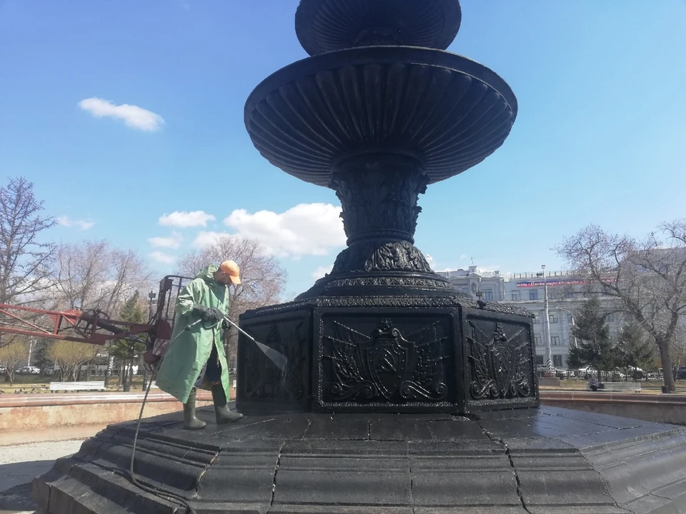 В социальных сетях омичи недоумевали, почему в 35-градусную жару городские фонтаны никто не включает.