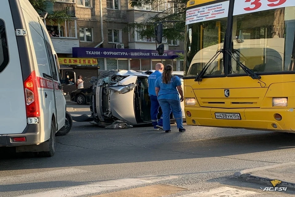 На Титова в Новосибирске опрокинулась "Тойота". Фото: "АСТ-54".