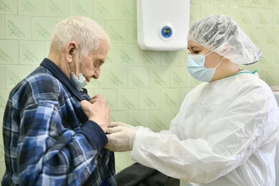Мобильная бригада медиков поставит прививки от коронавируса новосибирским дачникам.