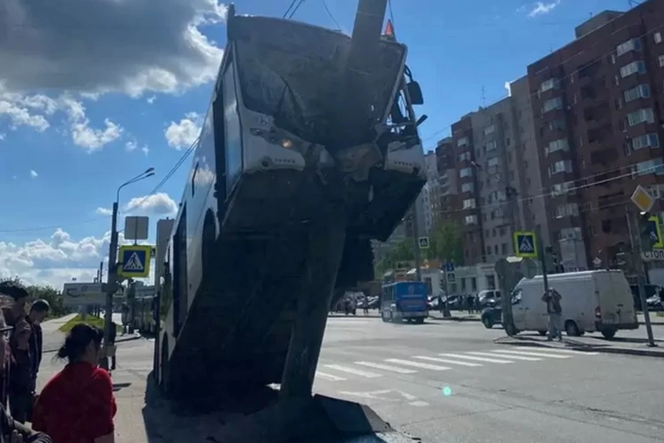 В Петербурге проверят состояние здоровья всех водителей общественного транспорта после ДТП с участием автобуса на юго-западе.