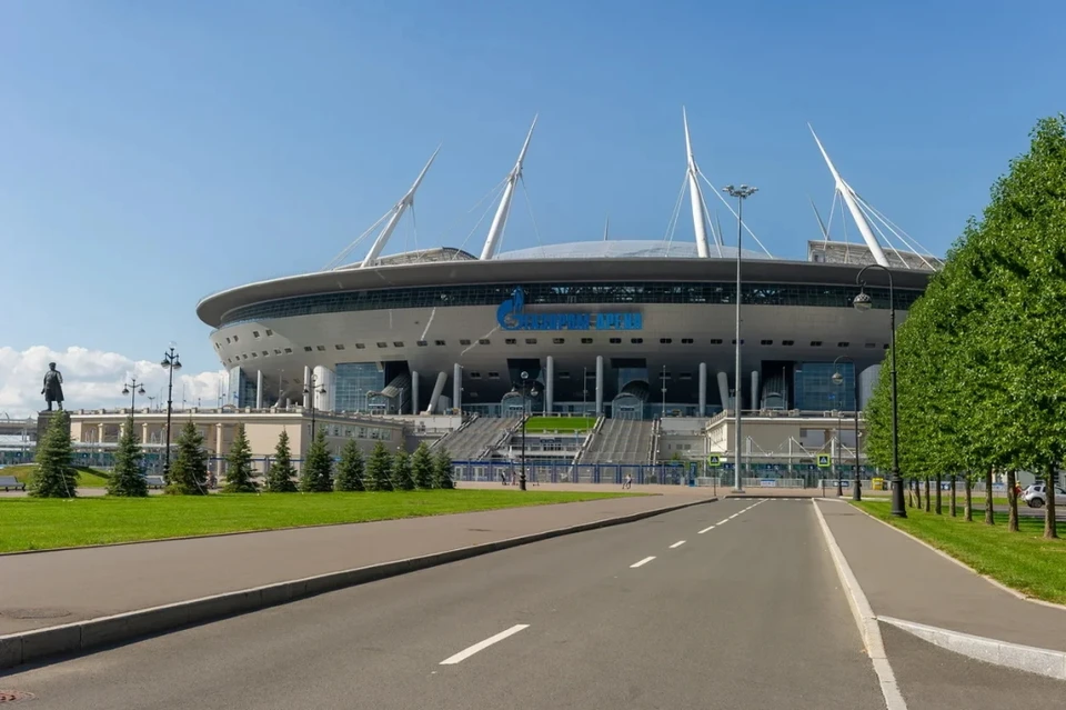 В Петербурге отправили под домашний арест причастного к строительству стадиона "Зенита" за возможное хищение денег.