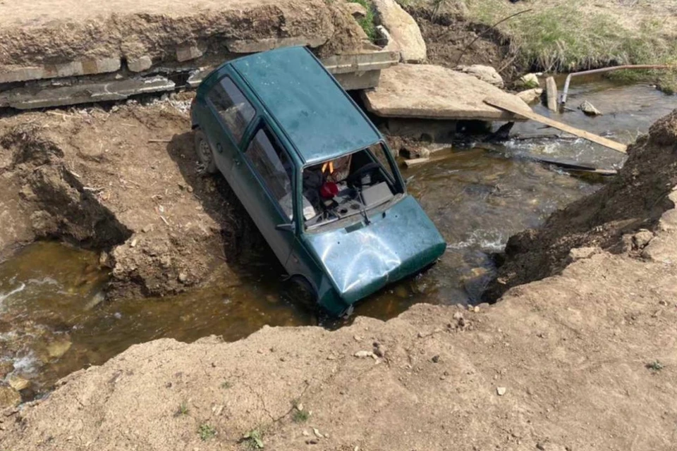Водитель автомобиля Ока из Куйтунского района решил проехать по разрушенной дамбе для перегона скота и провалился в пруд