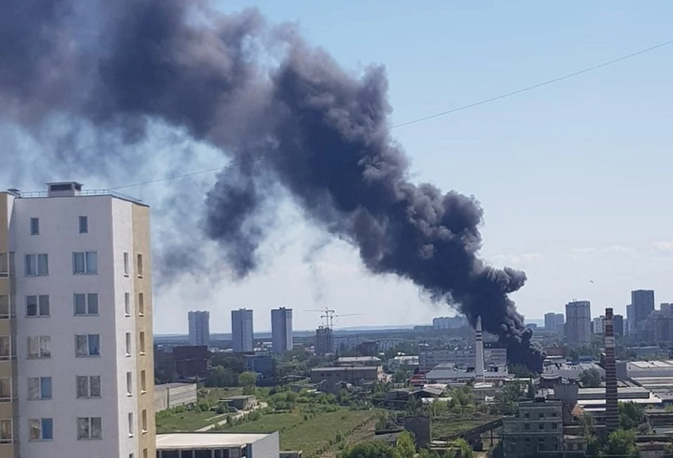 Дым виден из разных районов Екатеринбурга. Фото: читатель "КП"