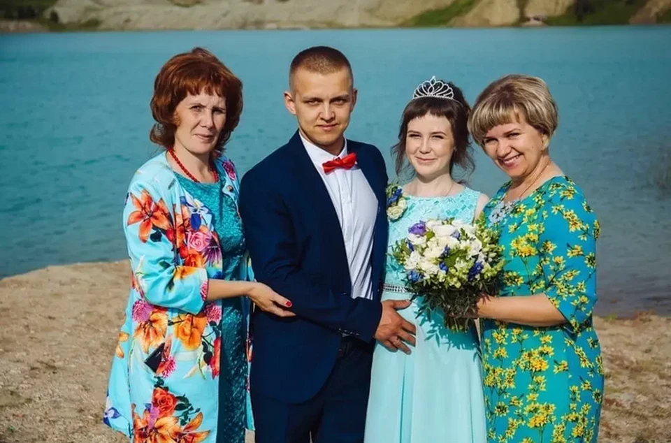 В живых остался только папа малышки. Скончавшуюся дочку надо перевезти и похоронить рядом с мамой. Нужна помощь. Фото: "ВКонтакте"