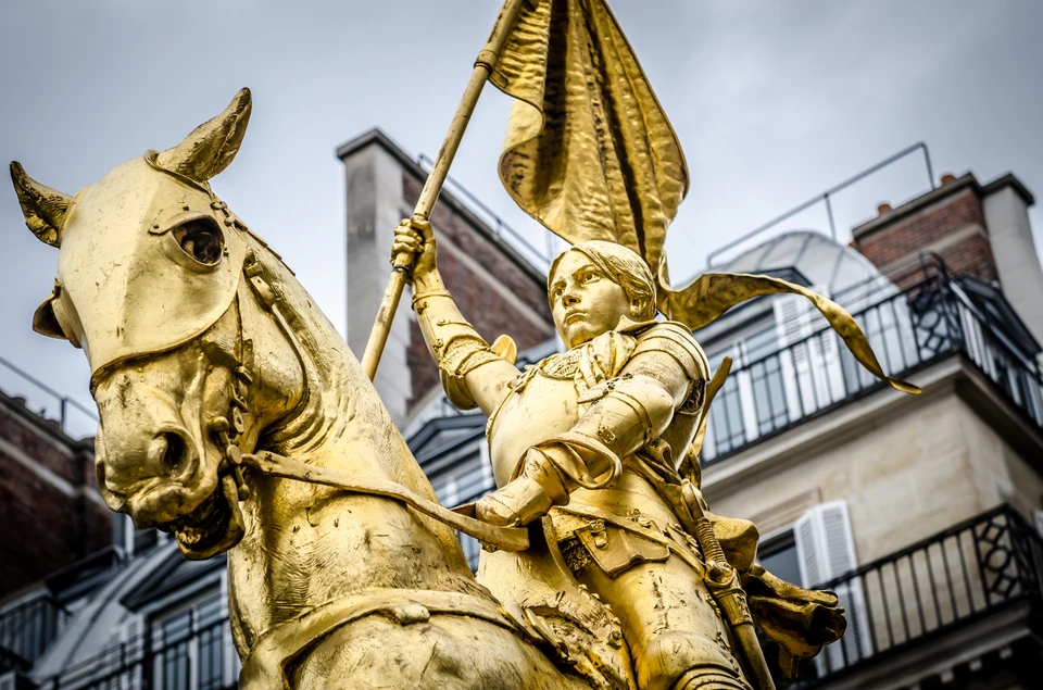 Статуя Святой Жанны Д’Арк в Париже.