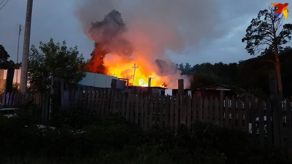 Возгорание началось в хозяйственной постройке. Фото: читатель КП