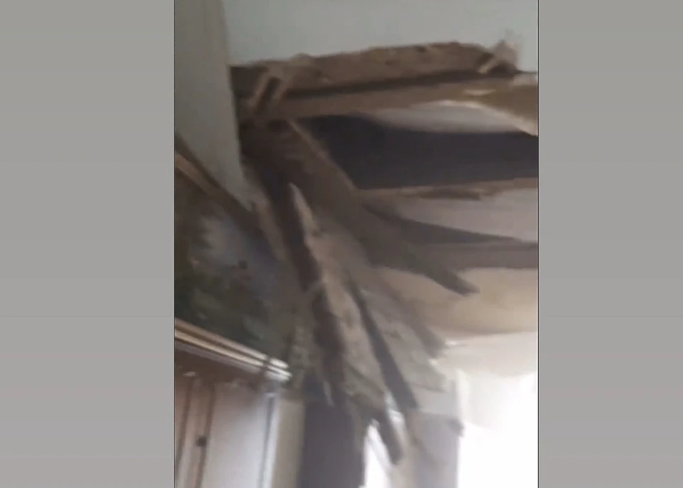 В кемеровской многоэтажки обвалился потолок. Фото: Instagram/antonsok23.
