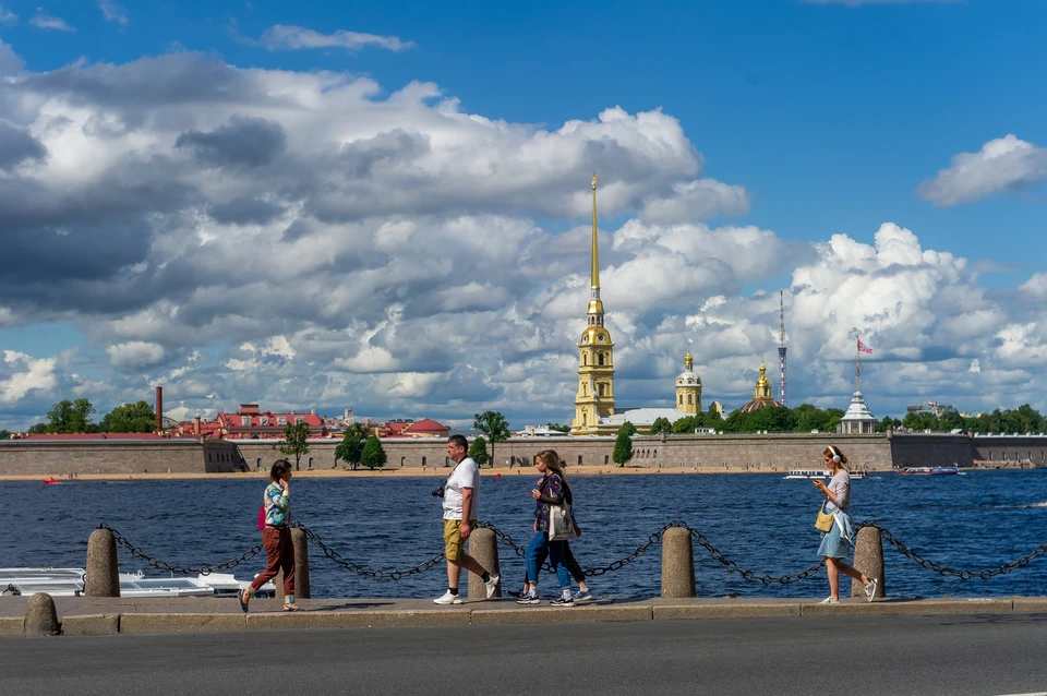 В Петербурге солнечно, но не слишком тепло.