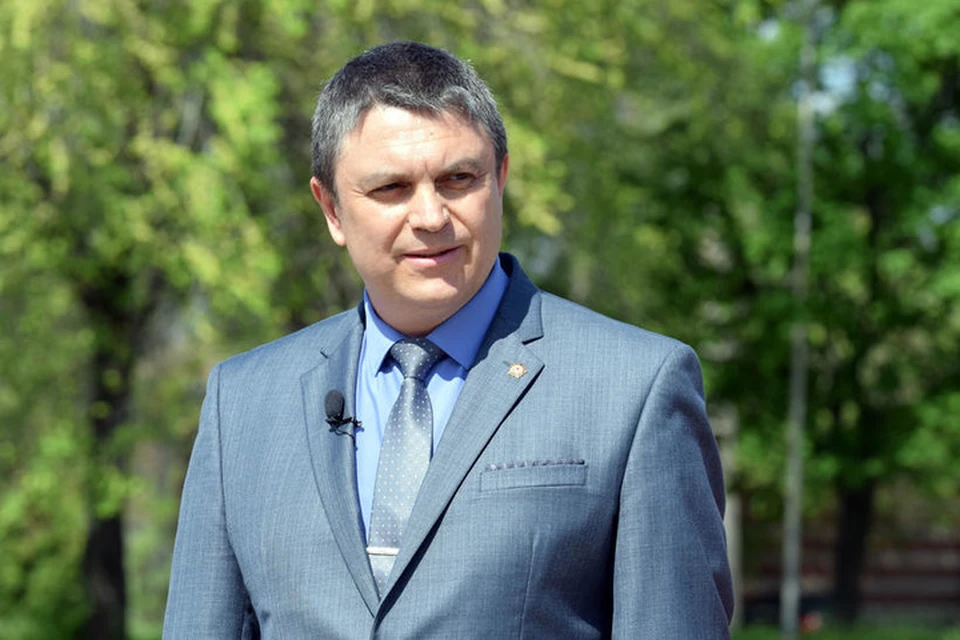 Леонид Пасечник пожелал ребятам и девчатам добра, благополучия и радости. Фото: glava-lnr.info