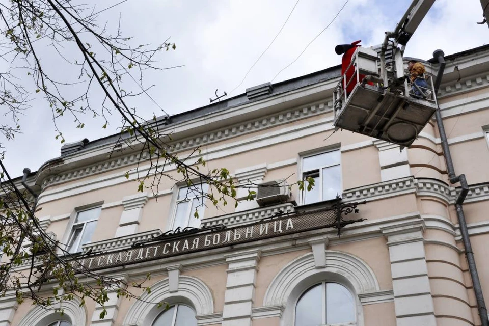 Пациентов Ивано-Матренинской больницы Иркутска поздравил сказочный "десант" на пожарном подъемнике