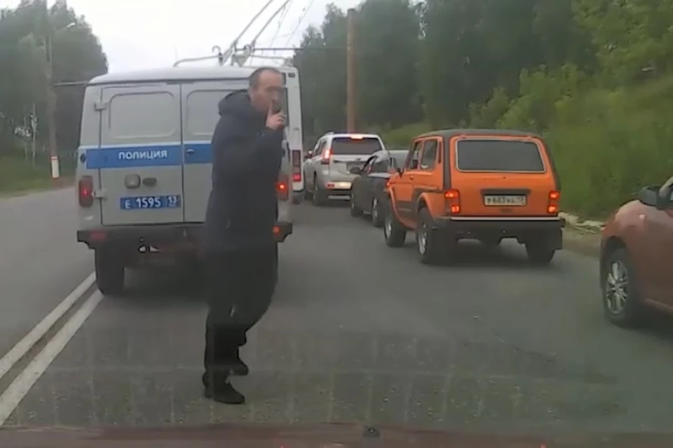 Беглец приложил палец к своим губам в просьбе к очевидцам не сдавать его полицейским.