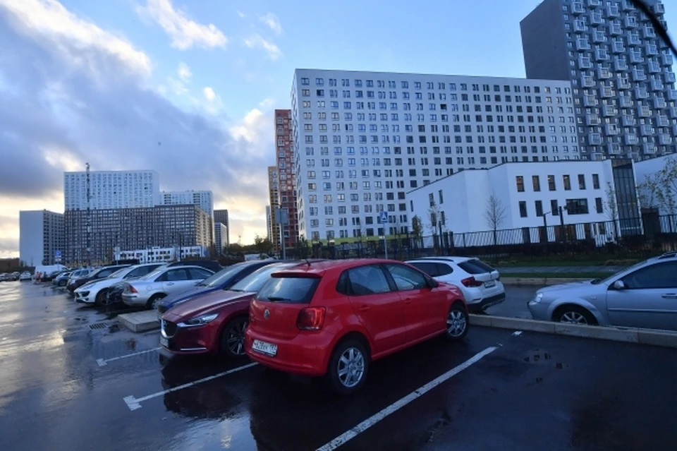 На парковке в Ростове взрослые "забыли" в авто ребенка